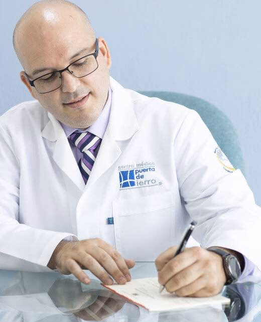 Dr. Daniel Enciso durante una consulta